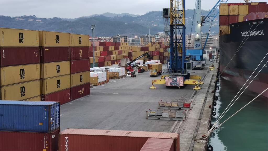 Movimentazione container sul Molo Garibaldi di Lsct