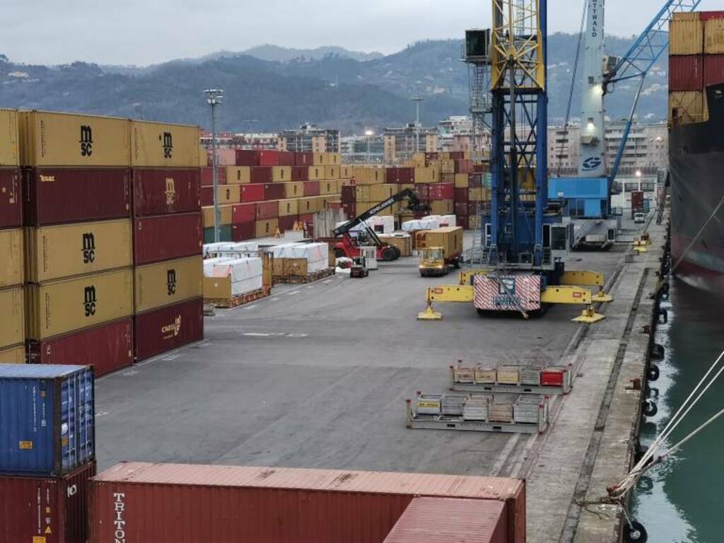 Movimentazione container sul Molo Garibaldi di Lsct