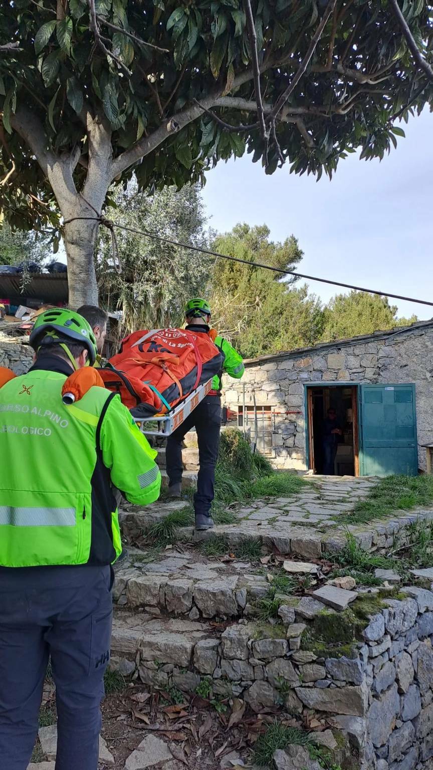 Anziana trasportata in barella dal Soccorso Alpino