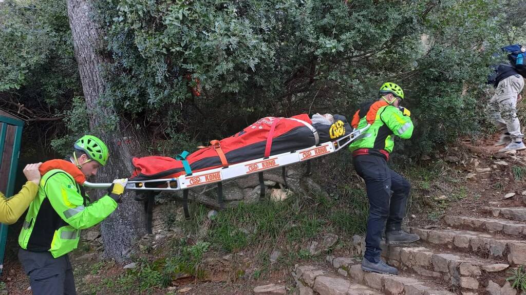 Anziana trasportata in barella dal Soccorso Alpino