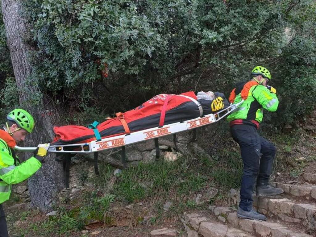 Anziana trasportata in barella dal Soccorso Alpino