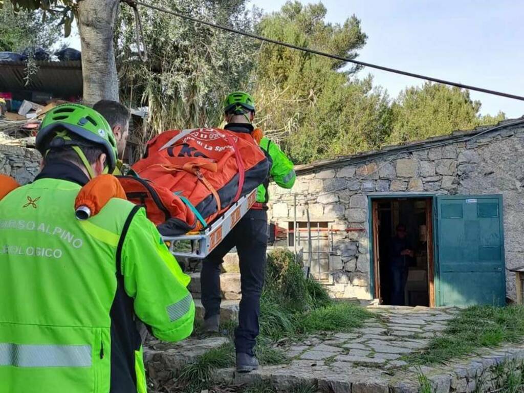 Anziana trasportata in barella dal Soccorso Alpino