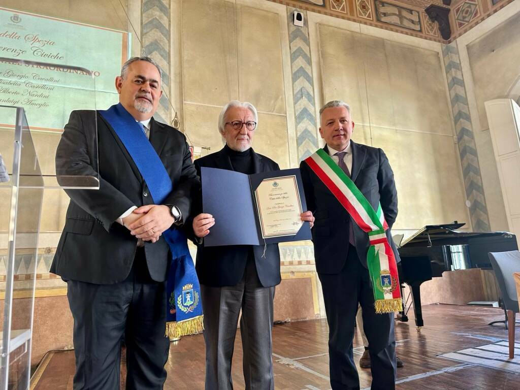 La consegna della benemerenza civica a Pier Giorgio Cavallini