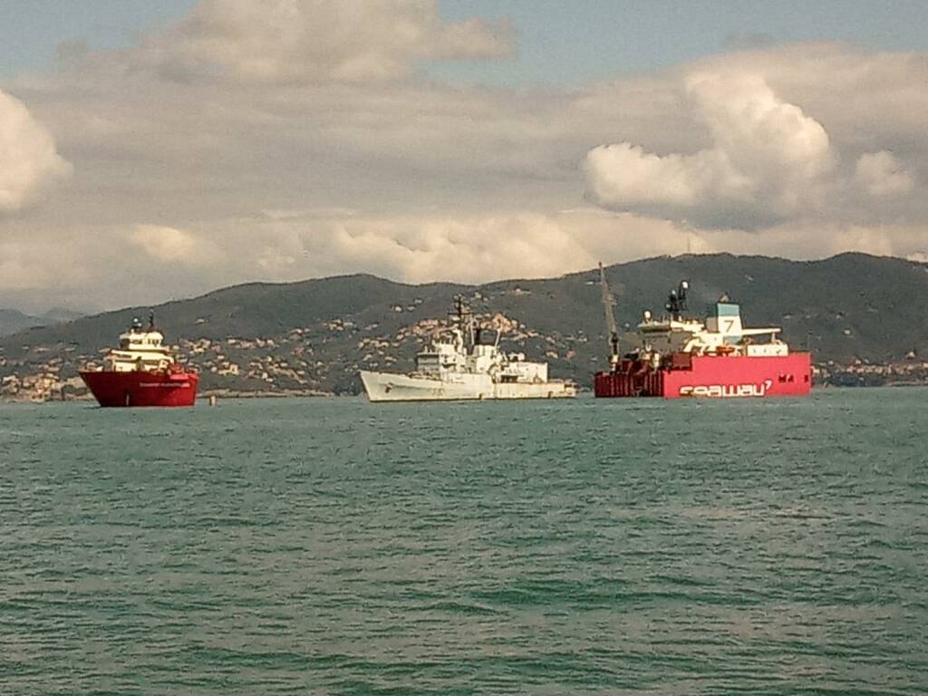 Le operazioni di carico della Seaway Albatross (foto Paolo Giovannozzi)