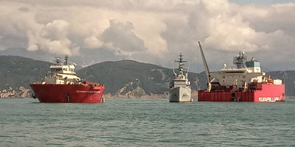 Le operazioni di carico della Seaway Albatross (foto Paolo Giovannozzi)