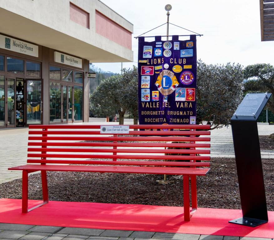 Panchina rossa contro la violenza Giornata internazionale della donna, Brugnato outlet village