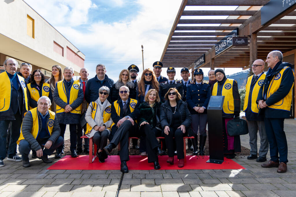 Panchina rossa contro la violenza Giornata internazionale della donna, Brugnato outlet village