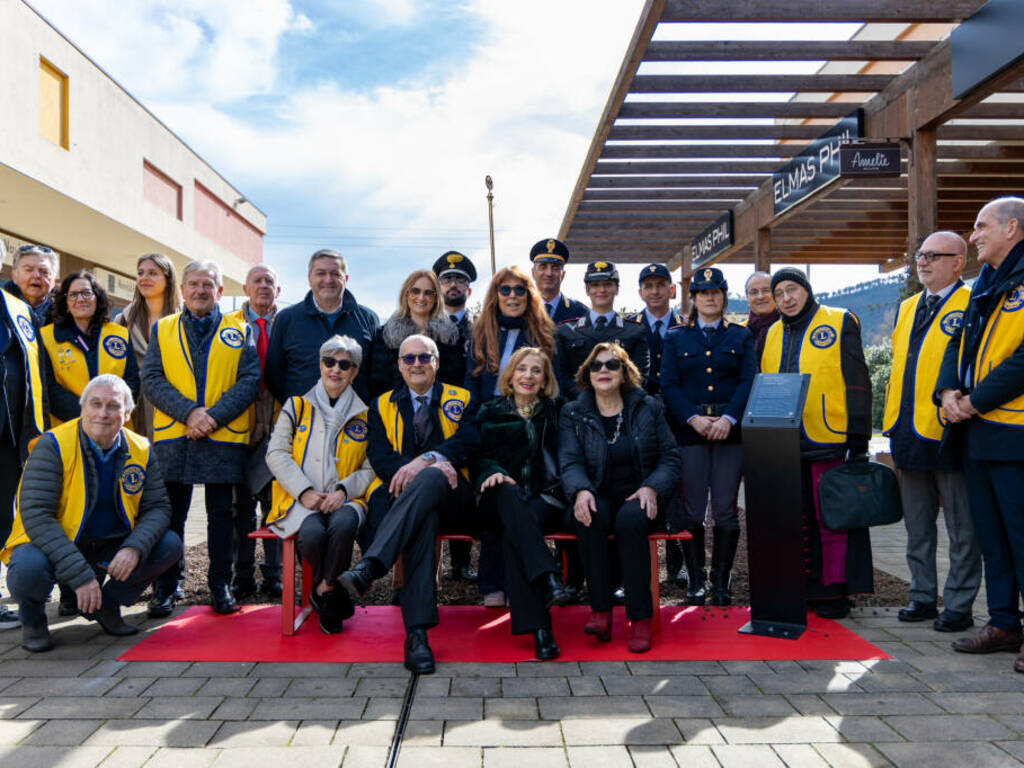 Panchina rossa contro la violenza Giornata internazionale della donna, Brugnato outlet village