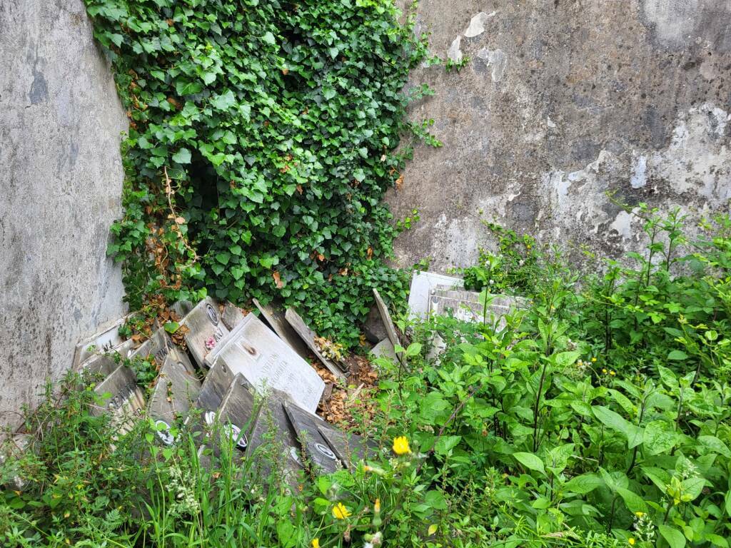 Degrado al cimitero di Sarzana