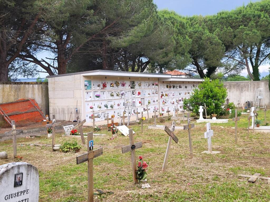 Degrado nel cimitero di Sarzana