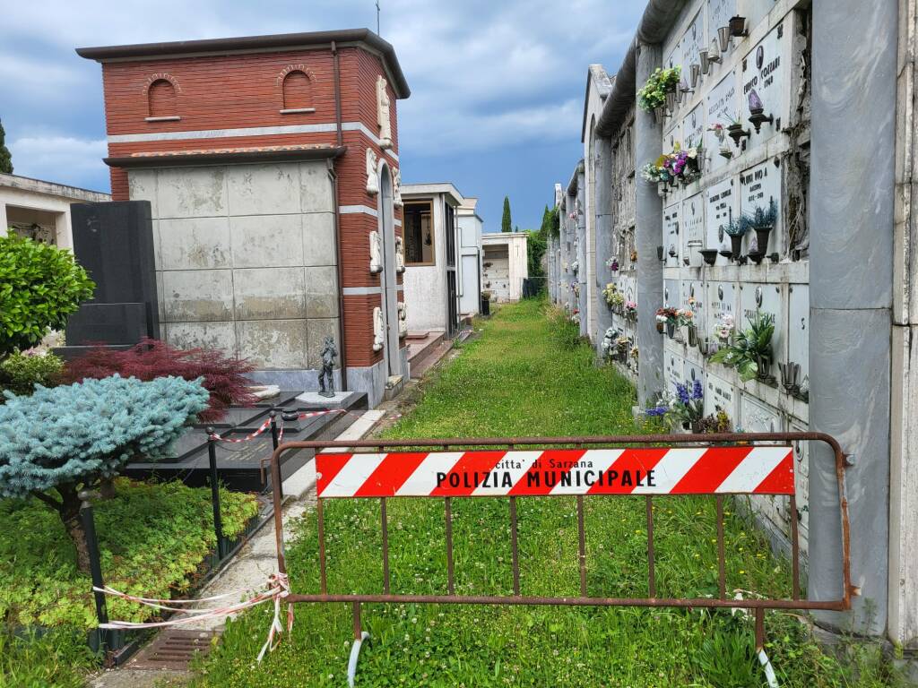 Incuria al cimitero di Sarzana