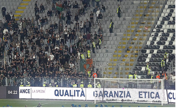 Settore ospiti stadio Picco in Spezia-Venezia a fine partita