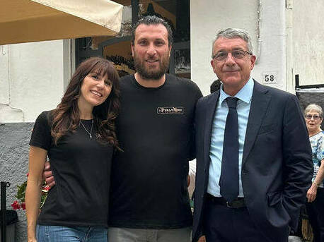 Stefano Buccellato con la moglie Alessia Storti e il direttore di Confartigianato Giuseppe Menchelli