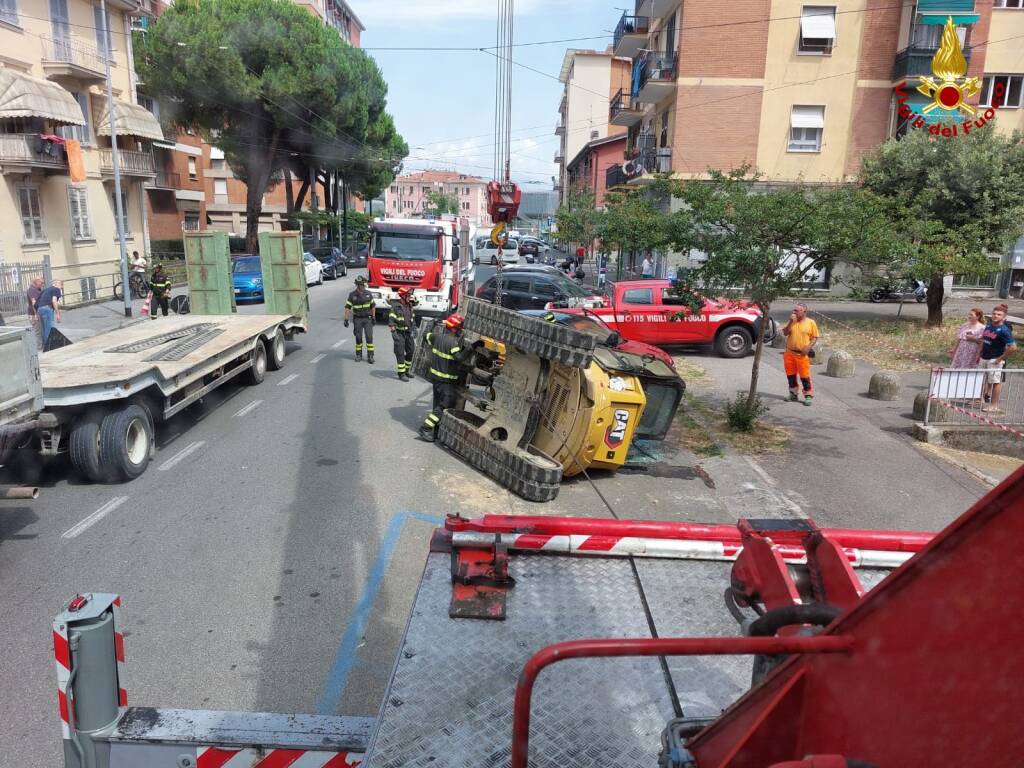 Escavatore ribaltato in Via del Popolo 