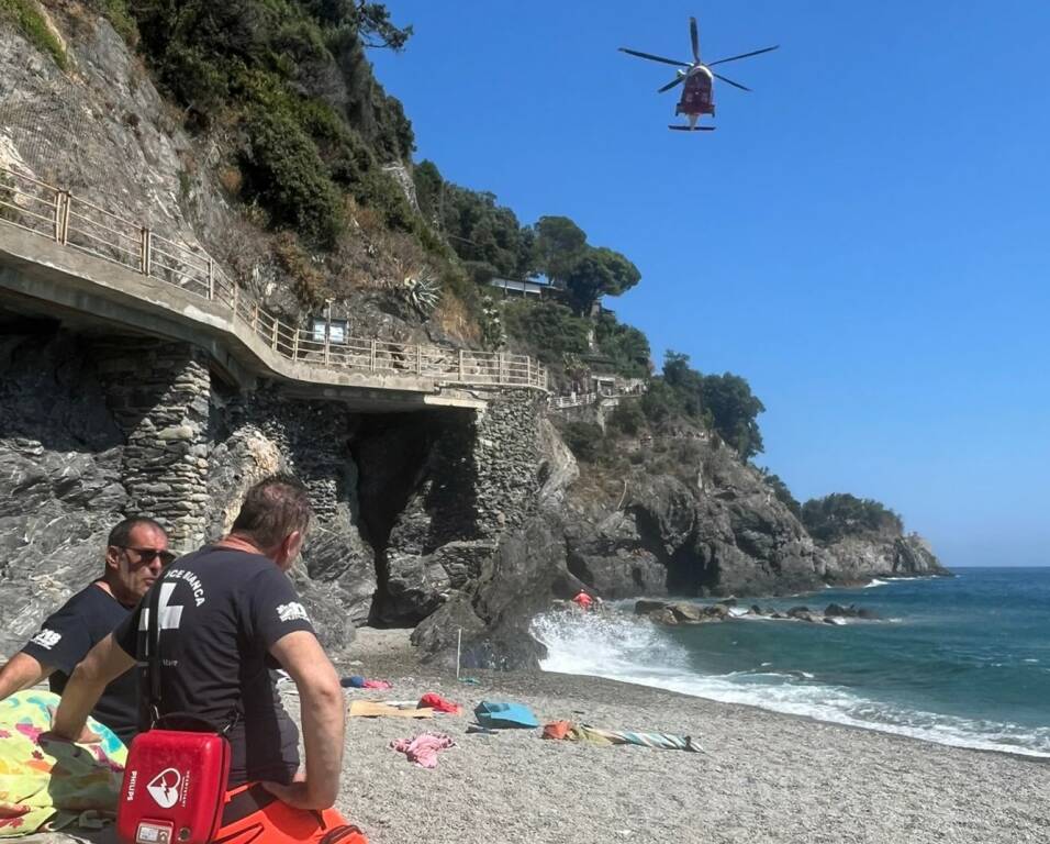 I soccorsi sugli scogli di Monterosso