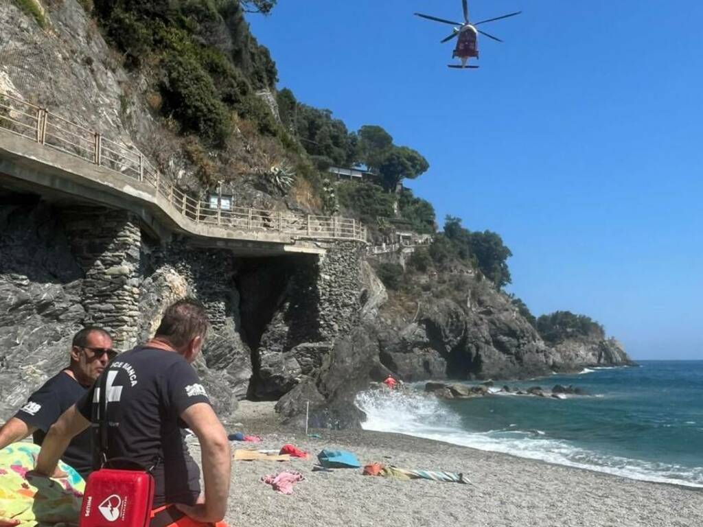 I soccorsi sugli scogli di Monterosso