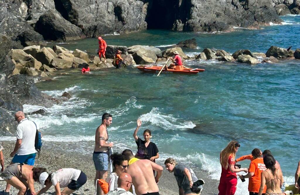 I soccorsi sugli scogli di Monterosso