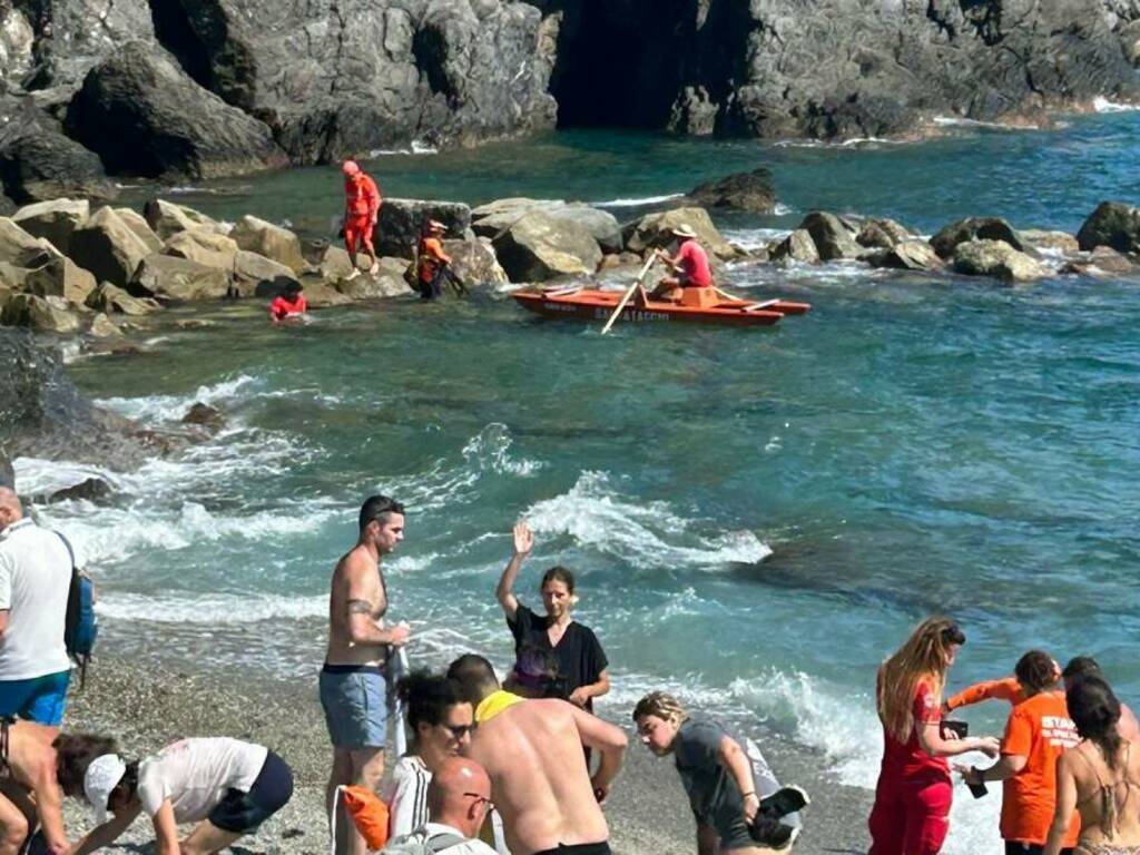 I soccorsi sugli scogli di Monterosso