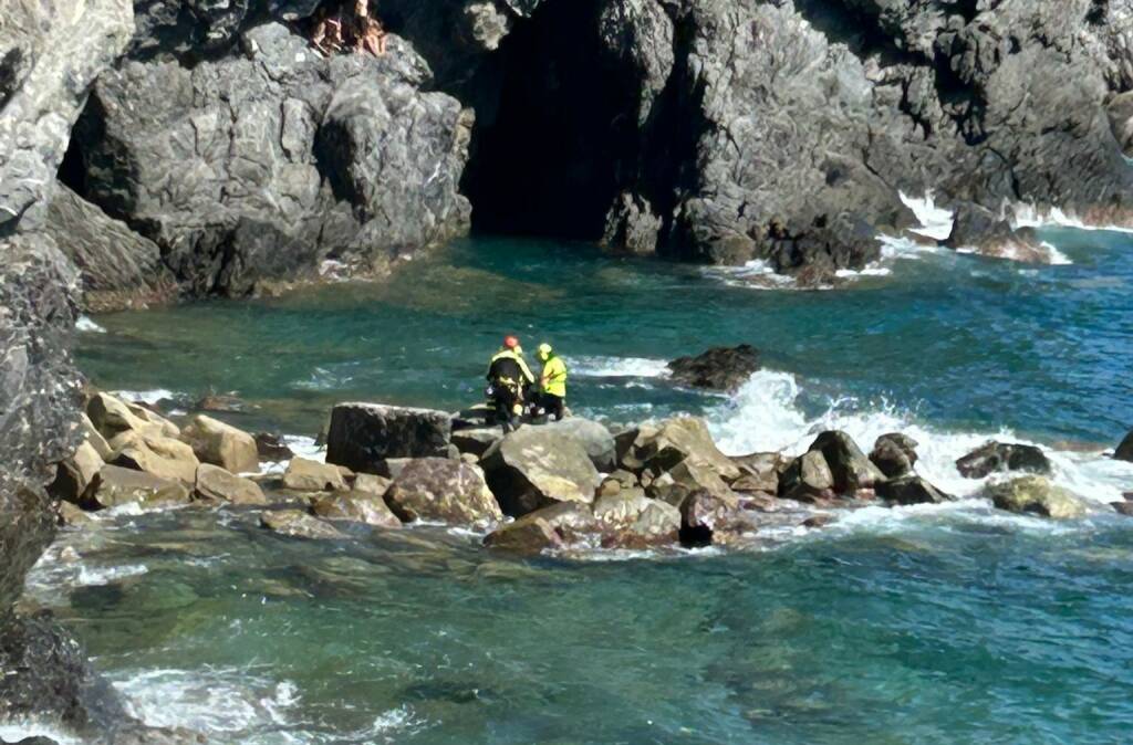 I soccorsi sugli scogli di Monterosso