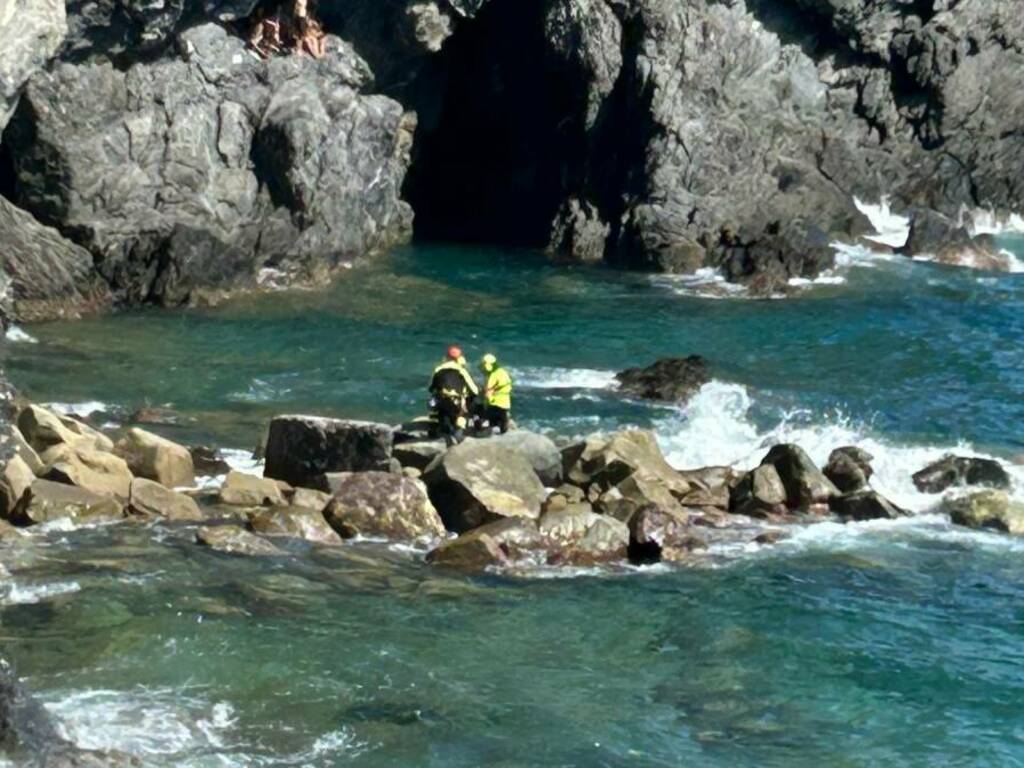 I soccorsi sugli scogli di Monterosso