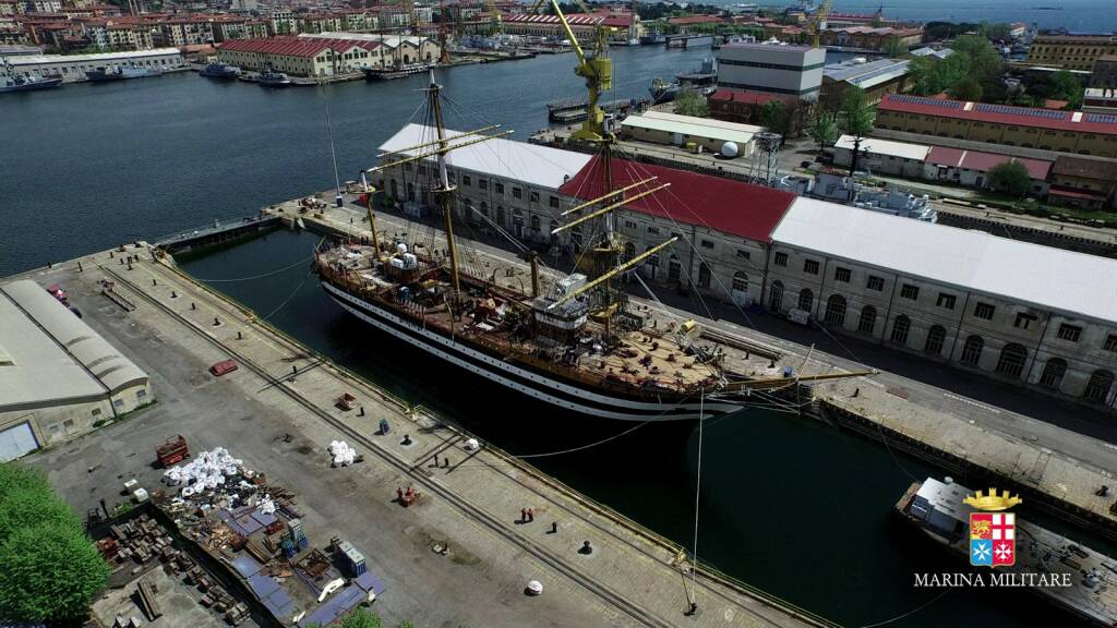 Il Vespucci in bacino di carenaggio (ph Marina  Militare)