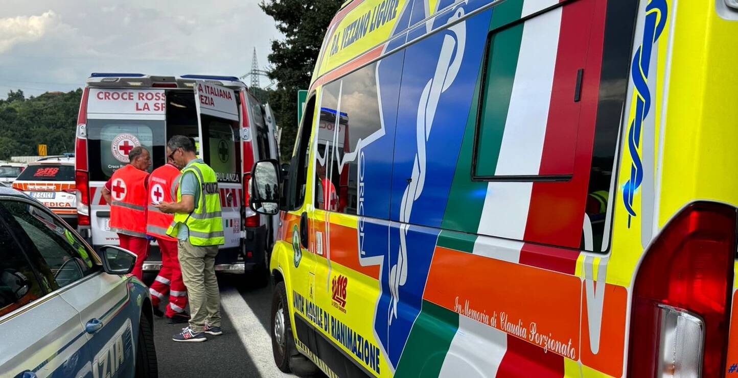 Incidente stradale uscita galleria fresonara A15 croce rossa, pubblica assistenza vezzano, polizia stradale