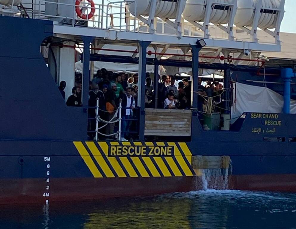 L'arrivo della Sea Watch nel porto della Spezia