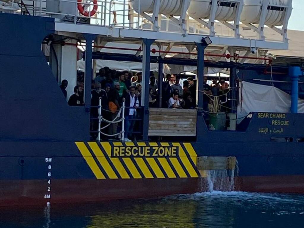 L'arrivo della Sea Watch nel porto della Spezia