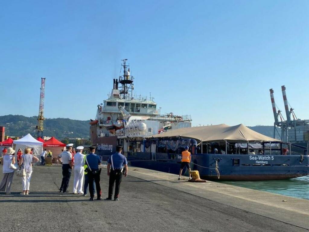 L'arrivo della Sea Watch nel porto della Spezia