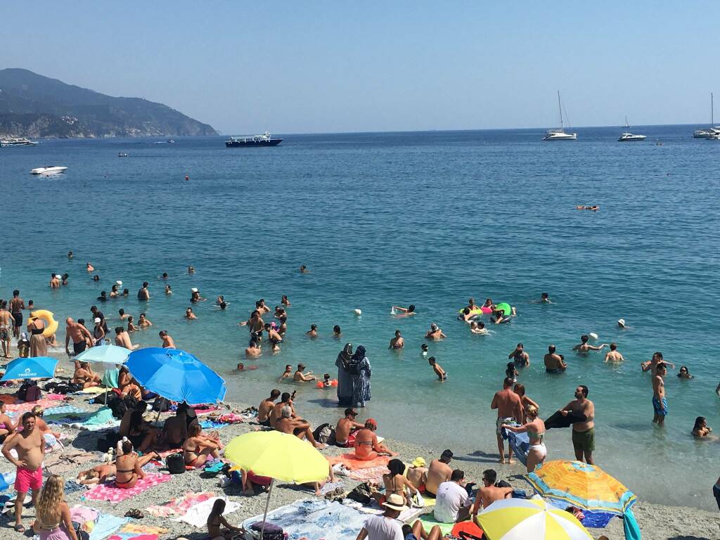 Turisti al mare a Manarola