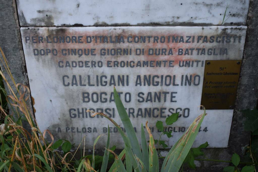 Pelosa, lapide ai partigiani caduti l'11 luglio 1944 (mostra fotografica di Giorgio Pagano “Arte, storia e natura nelle terre di Varese” – Varese Ligure, Castello dei Fieschi – 27 agosto-11 settembre 2022)