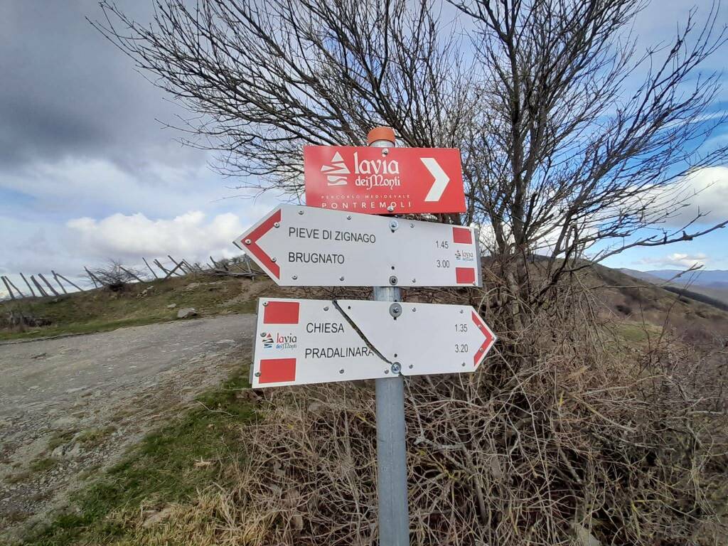 Segnaletica sull'Alta Via dei Monti Liguri all'inizio del cammino de Pontremolo