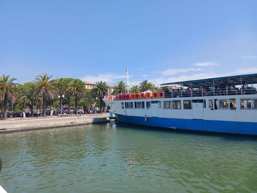 Traghetti, battelli, navigazione, passeggiata morin, panorama, mare, acqua, molo, turisti, passeggeri