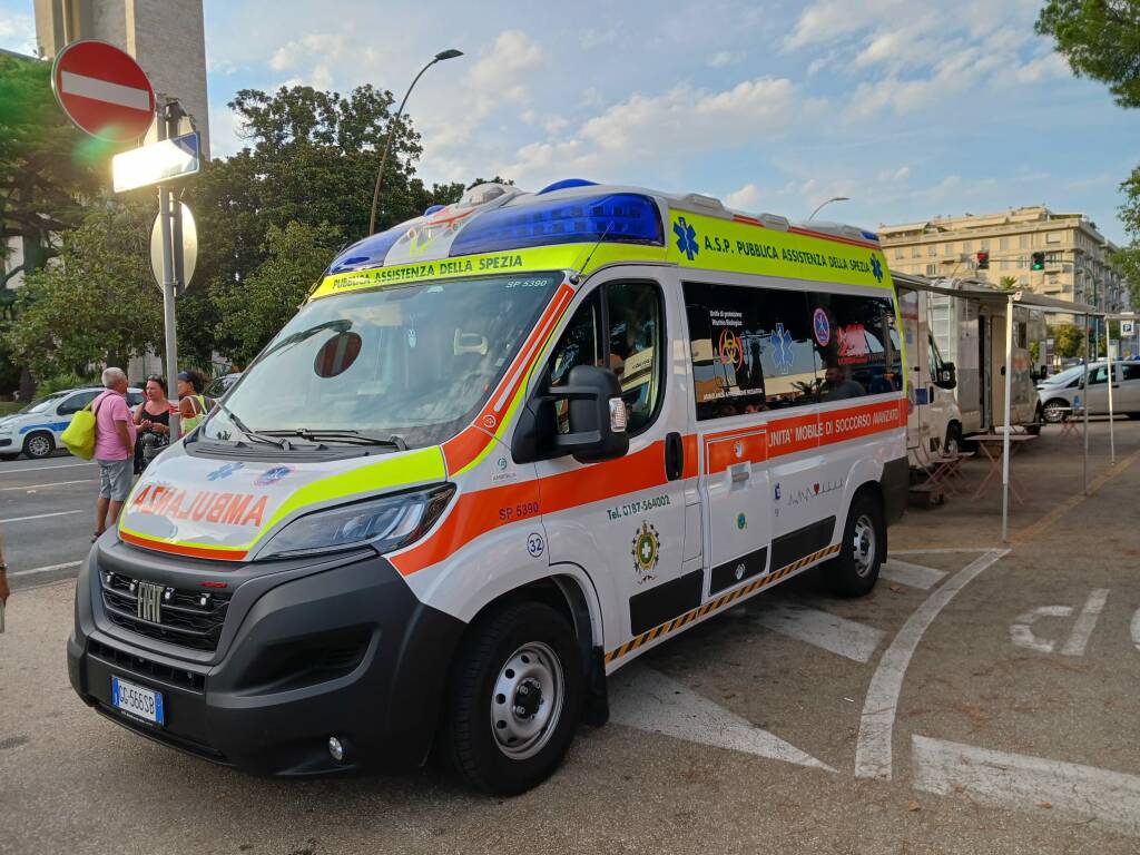 Ambulanza pubblica assistenza della Spezia al Palio del Golfo