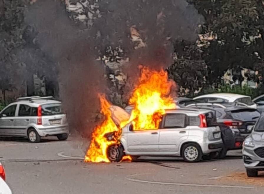 Auto in fiamme a Porta Parma