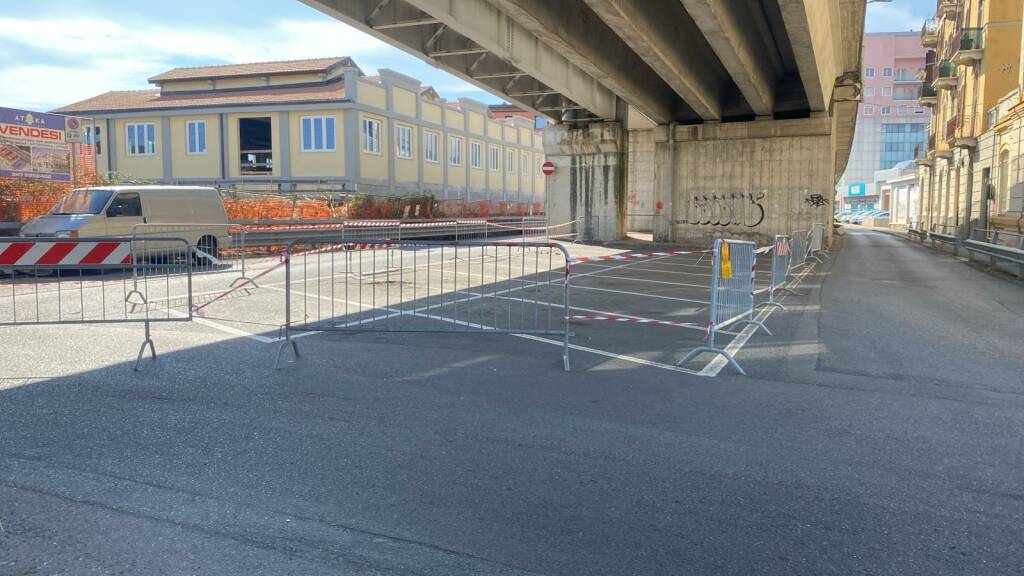 Chiusa l'area di parcheggio sotto il cavalcavia di Viale San Bartolomeo