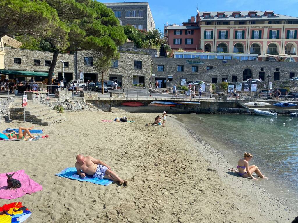 I pochi baganti presenti l'11 agosto 2024 a Porto Venere 