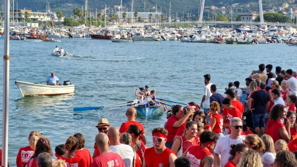 L'armo del Fossamastra esulta per la vittoria nel Palio femminile 2024