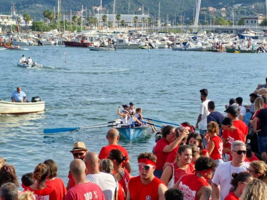 L'armo del Fossamastra esulta per la vittoria nel Palio femminile 2024