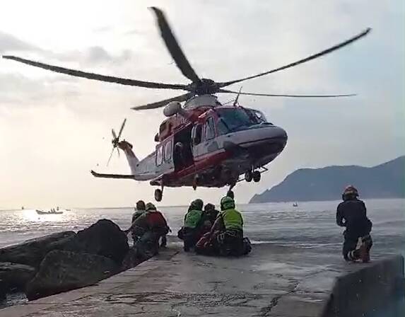 L'elicottero Drago dei Vigili del fuoco a Corniglia