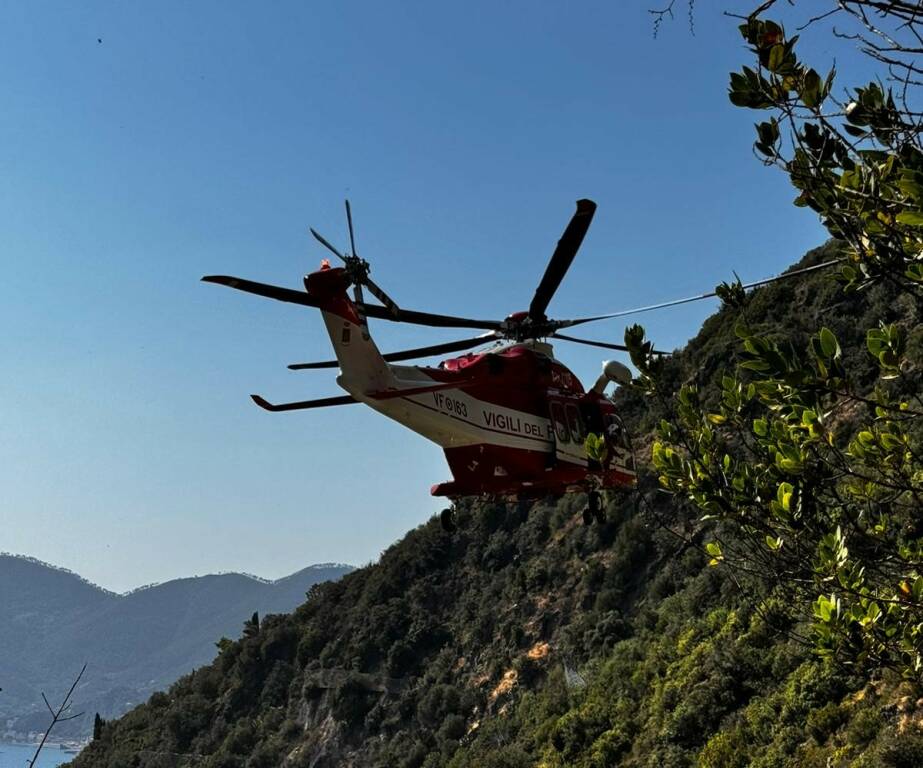 L'elicottero Drago dei Vigili del fuoco in volo alle Cinque Terre