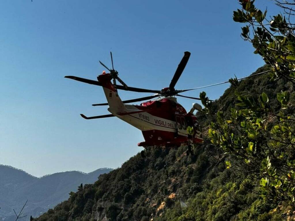 L'elicottero Drago dei Vigili del fuoco in volo alle Cinque Terre