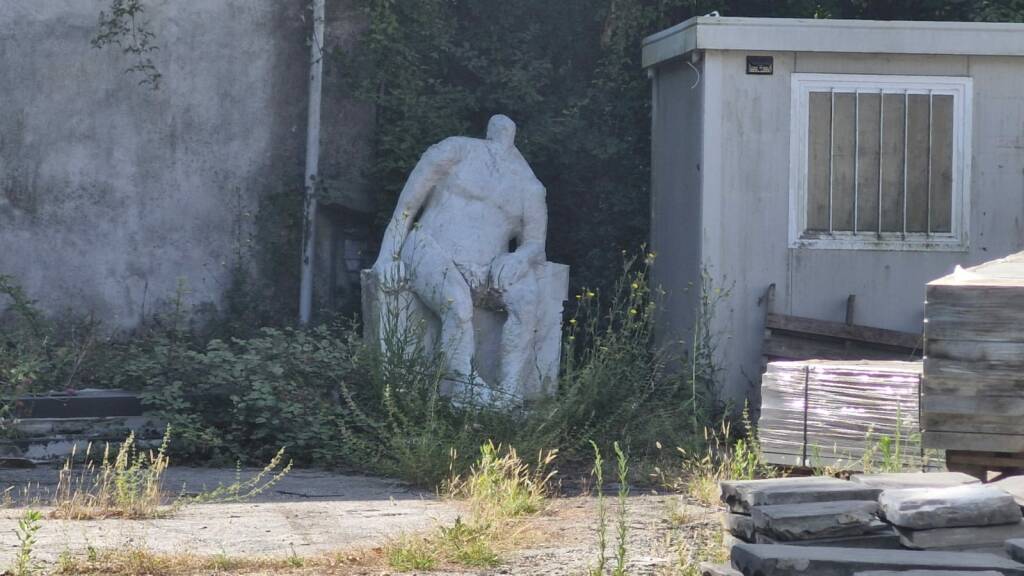 La statua di Sergio Tedoldi trasferita da Via del Prione al magazzino dei Buggi