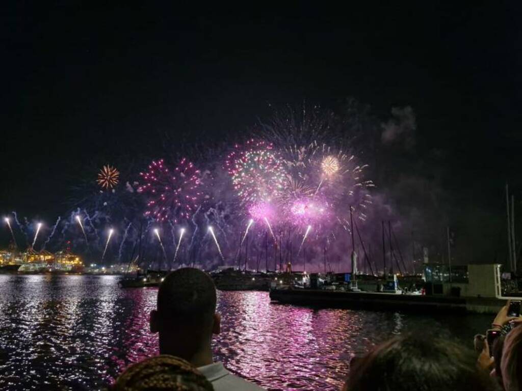 Lo spettacolo dei fuochi d'artificio che hanno concluso il Palio del Golfo 2024