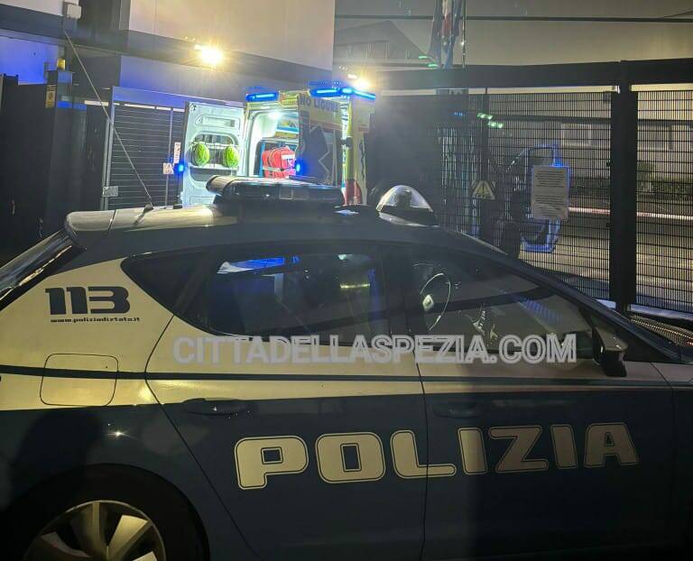 Polizia di Stato e Pubblica assistenza di Vezzano davanti al cantiere navale