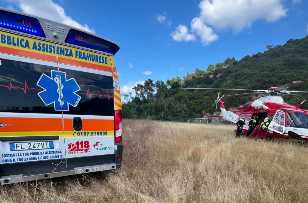 Pubblica assistenza Framura e l'elicottero Drago dei Vigili del fuoco