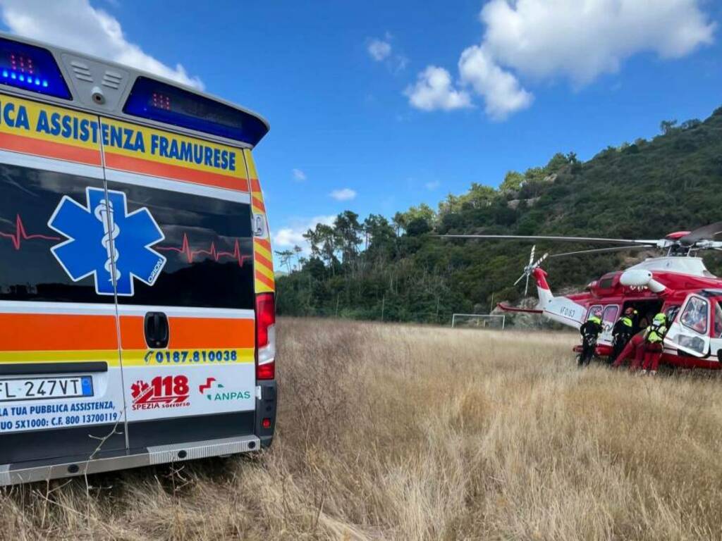 Pubblica assistenza Framura e l'elicottero Drago dei Vigili del fuoco