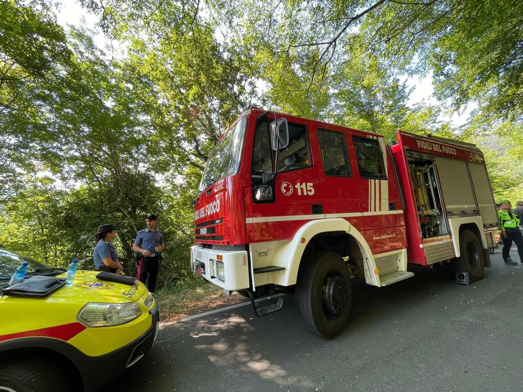 Soccorso alpino, Carabinieri, Vigili del fuoco sulla Provinciale 37 dove si è verificato l'incidente che è costato la vita al 68enne