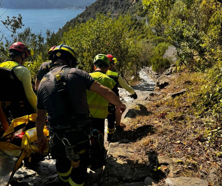 Soccorso alpino e Vigili del fuoco trasportano un escursionista