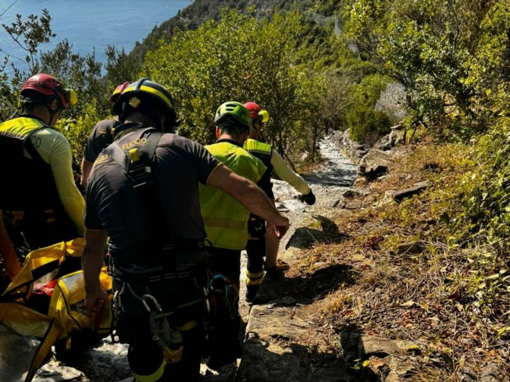 Soccorso alpino e Vigili del fuoco trasportano un escursionista